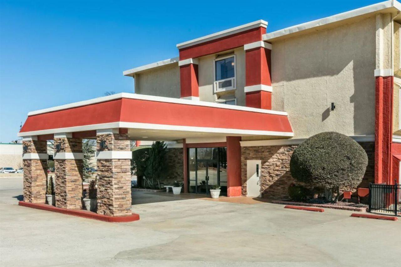 Ramada By Wyndham Oklahoma City Airport North Exterior photo
