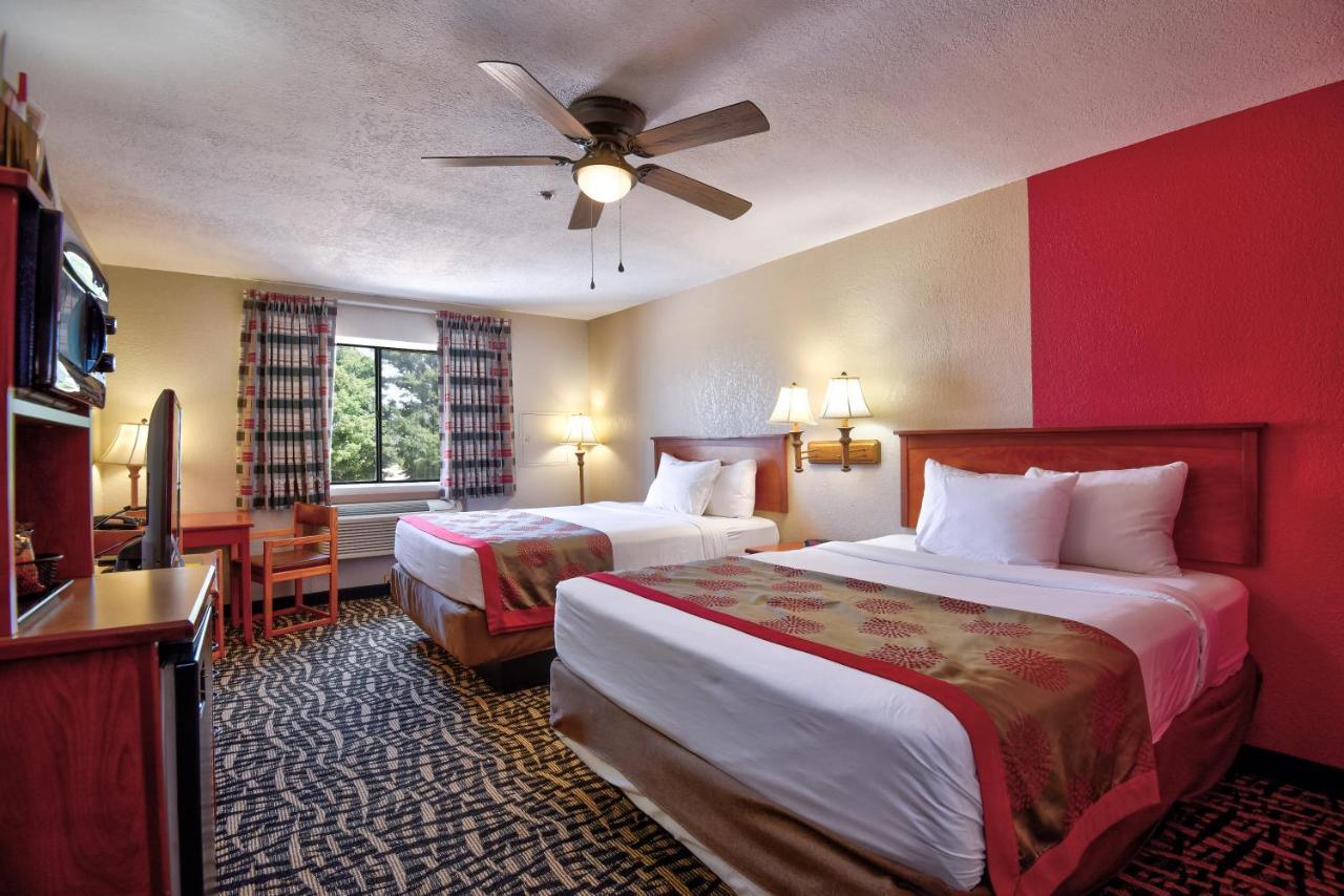 Ramada By Wyndham Oklahoma City Airport North Exterior photo