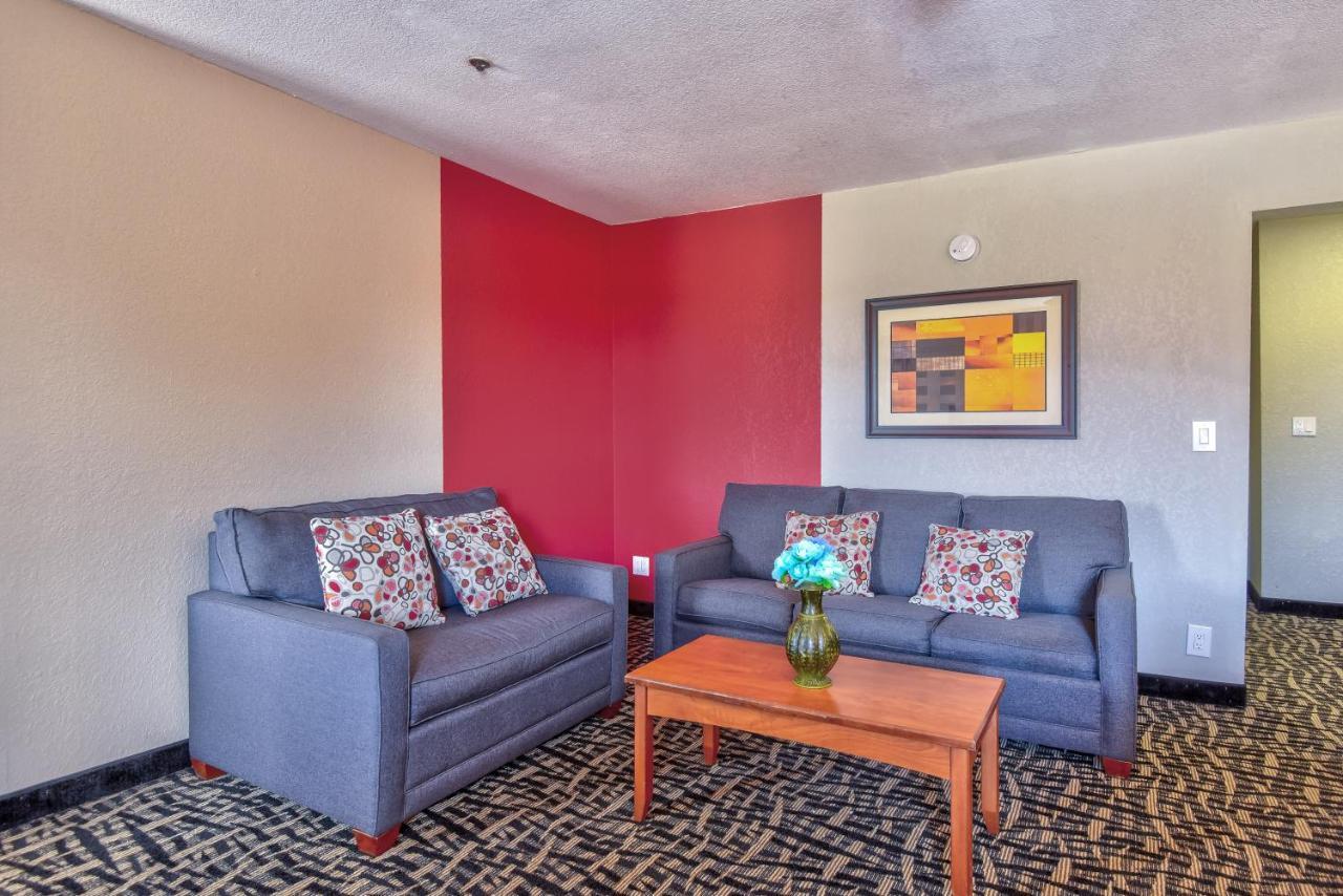 Ramada By Wyndham Oklahoma City Airport North Exterior photo