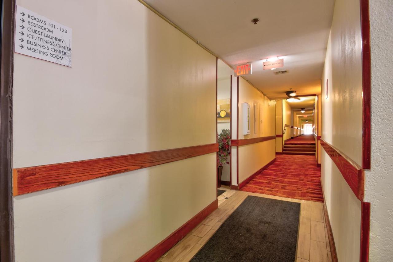 Ramada By Wyndham Oklahoma City Airport North Exterior photo