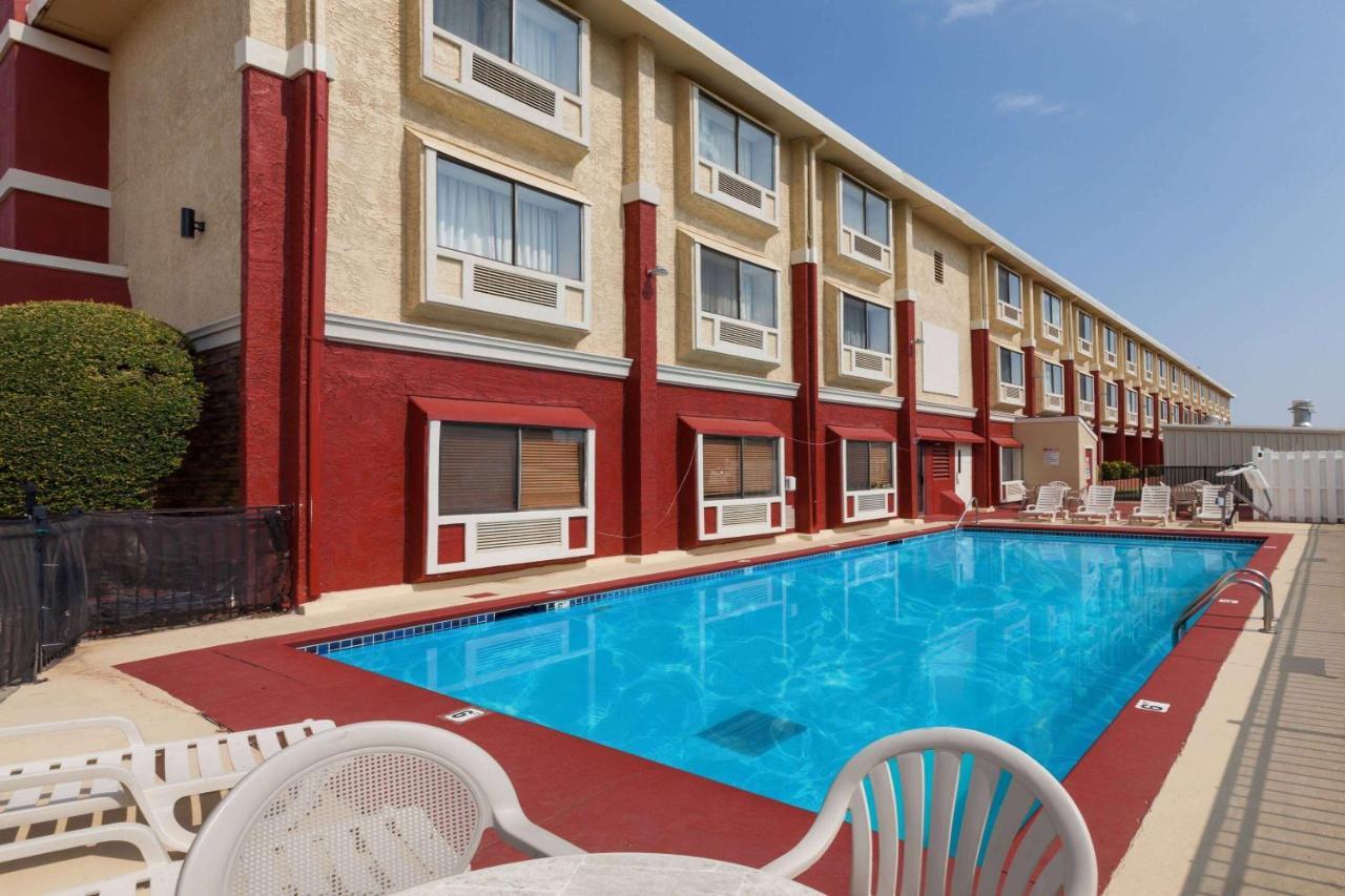 Ramada By Wyndham Oklahoma City Airport North Exterior photo