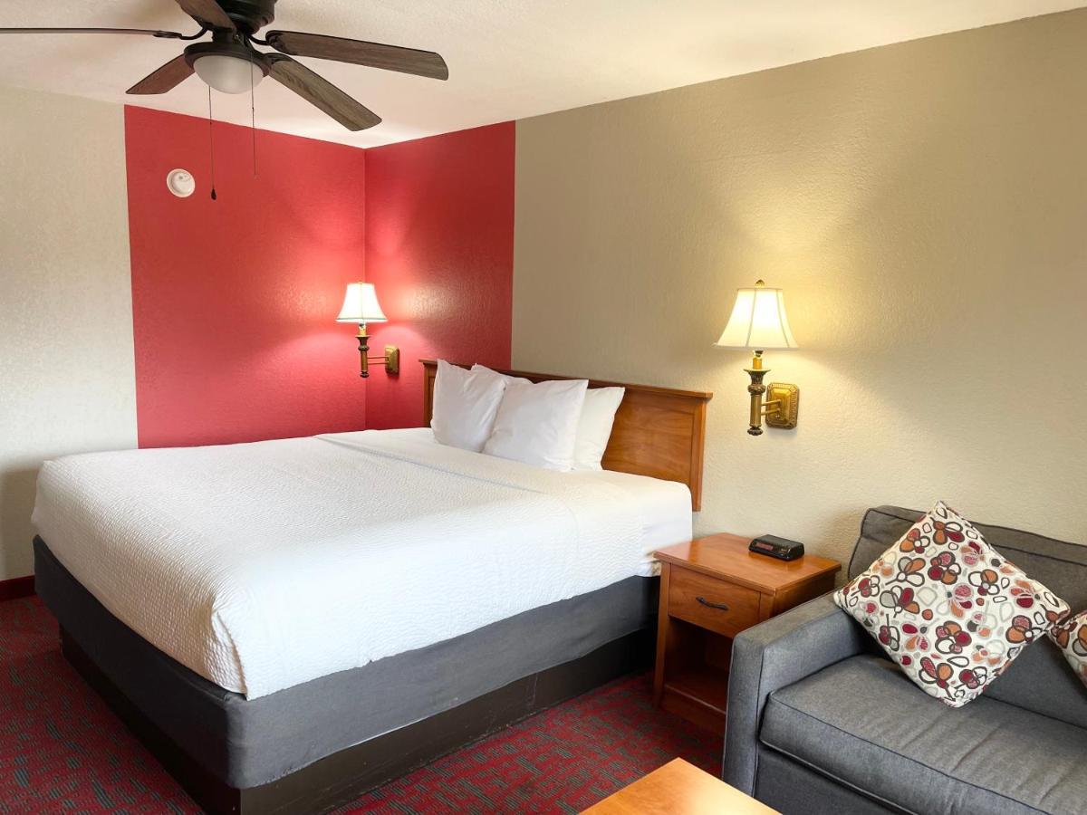 Ramada By Wyndham Oklahoma City Airport North Exterior photo